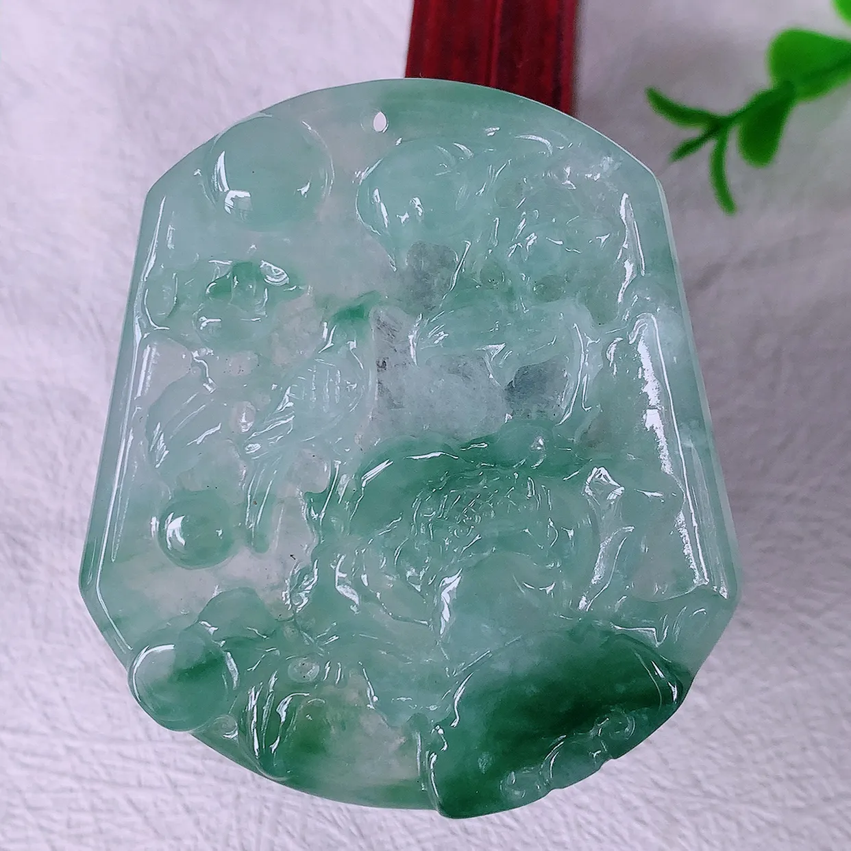 自然光实拍，冰种飘花翡翠喜上眉梢吊坠，时人之家，闻鹊声皆以为喜，故谓喜鹊报喜。”题材有喜上眉梢，双喜
