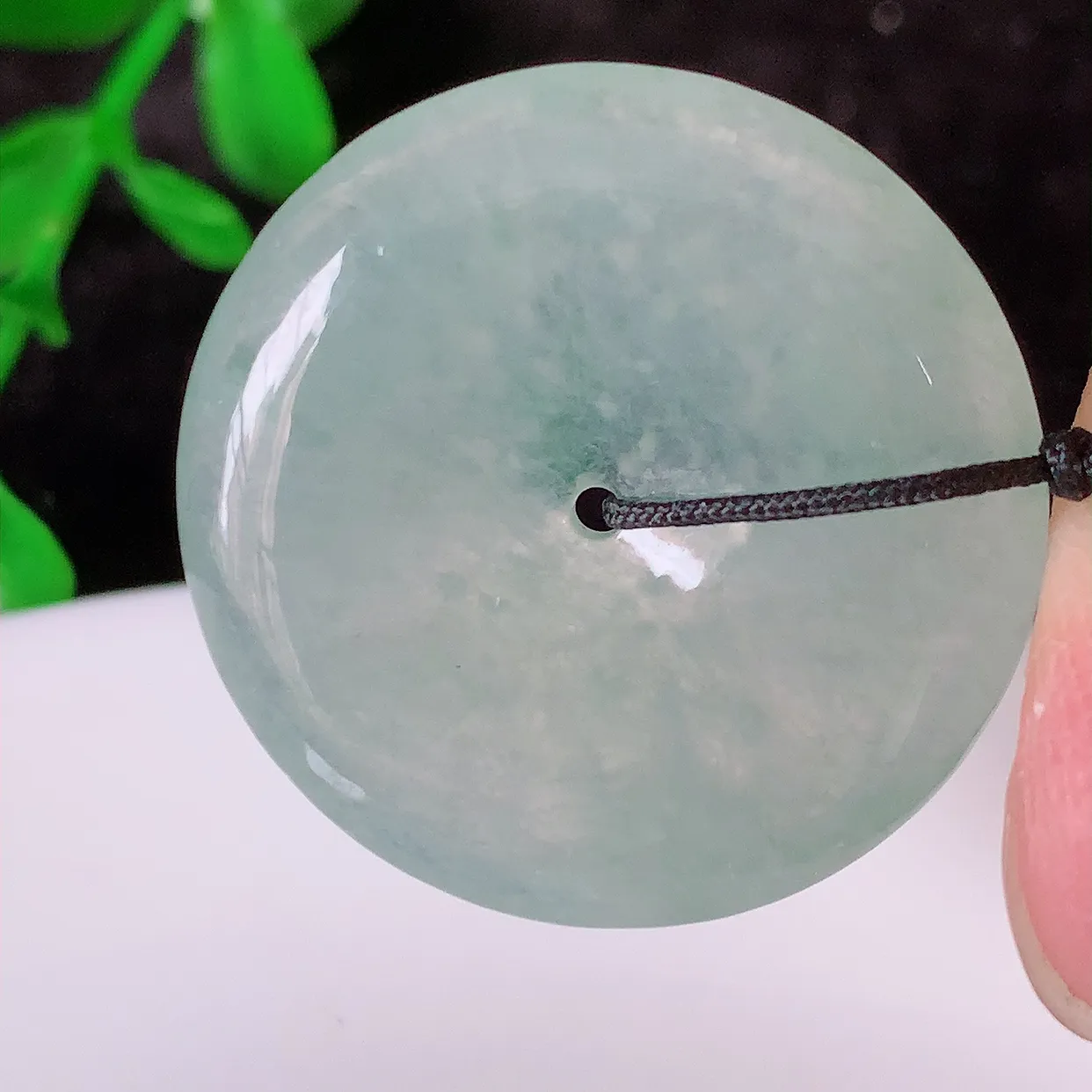 自然光实拍，冰种翡翠平安扣吊坠，形体饱满圆润，平安扣肥嘟嘟的，平平安安，种水很好，莹润通透，冰胶感十足，起光泽。配戴精美！#41.22