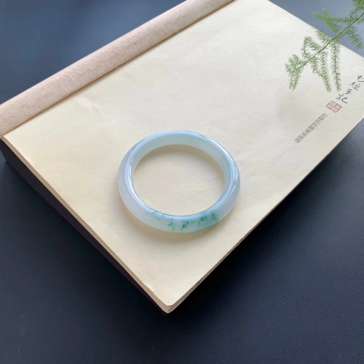 56圈口飘花圆条手镯 尺寸：56-9-9.7，无纹裂，花色灵动，条形饱满