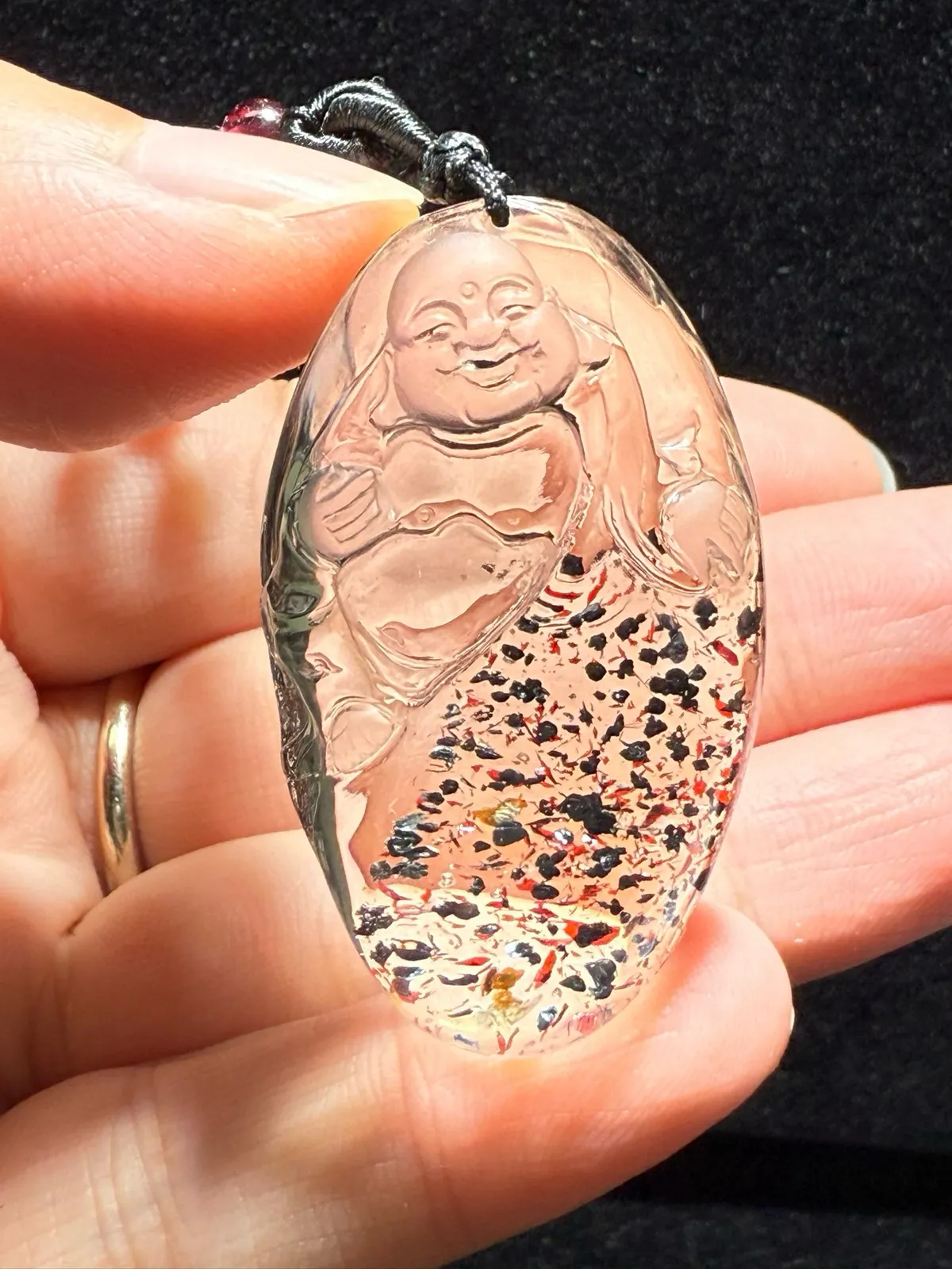 天然金草莓晶弥勒佛吊坠，金草莓笑佛吊坠，草莓晶云母片共生、籽大、晶体干净、金光闪闪，工笔流畅。容貌饱满圆润，姿态端庄秀美，慈眉善目，救苦救难普渡众生，寓意事事如意、康乐吉祥、平安长寿、子孙绵延、安定人心。规格：44*26.1*13.6mm