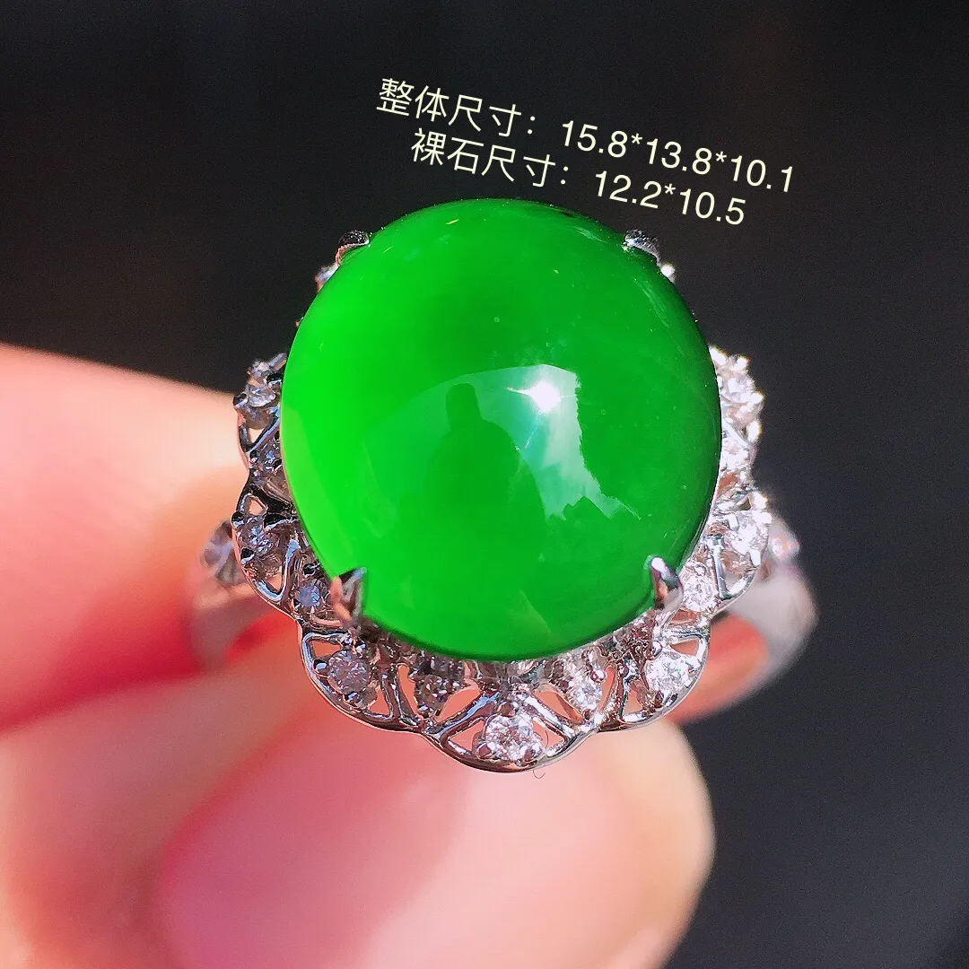 阳绿蛋面戒指，色泽均匀艳丽，玉质细腻，荧光感超
强，饱满圆润，尽显优雅气质，18k
金豪华镶嵌