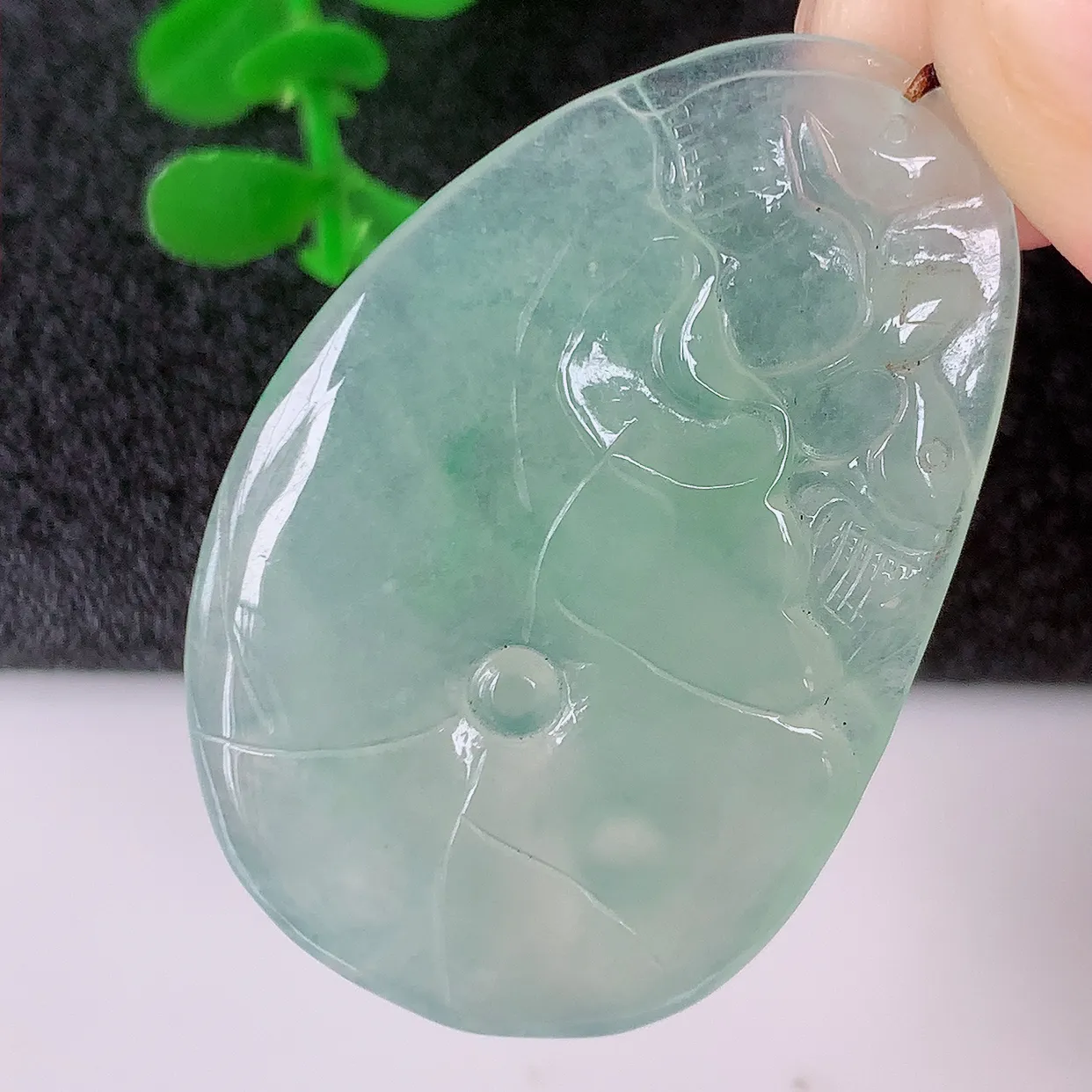 自然光实拍，冰种满绿翡翠荷叶鱼、和和美美玉坠，财源广进，自然隐逸、荷本是素不着尘之物，有和美之寓意。#46.24