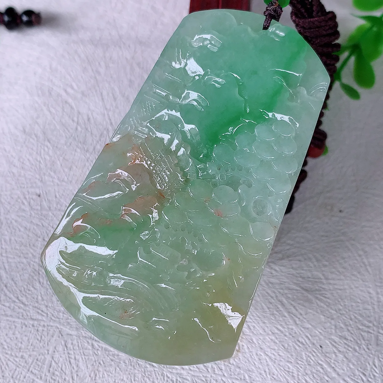 自然光实拍，冰润黄加绿翡翠山水牌吊坠，翡翠山水，立体生动形象，山水素材布局合理，意境感佳，佩戴上身效果更高贵 #46.24