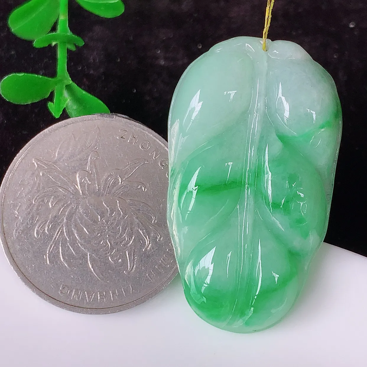 自然光实拍，冰润飘绿翡翠叶子吊坠 ，种水足，色泽清新，工艺精湛，叶子寓意美好；金枝玉叶，事业有成。#35.24