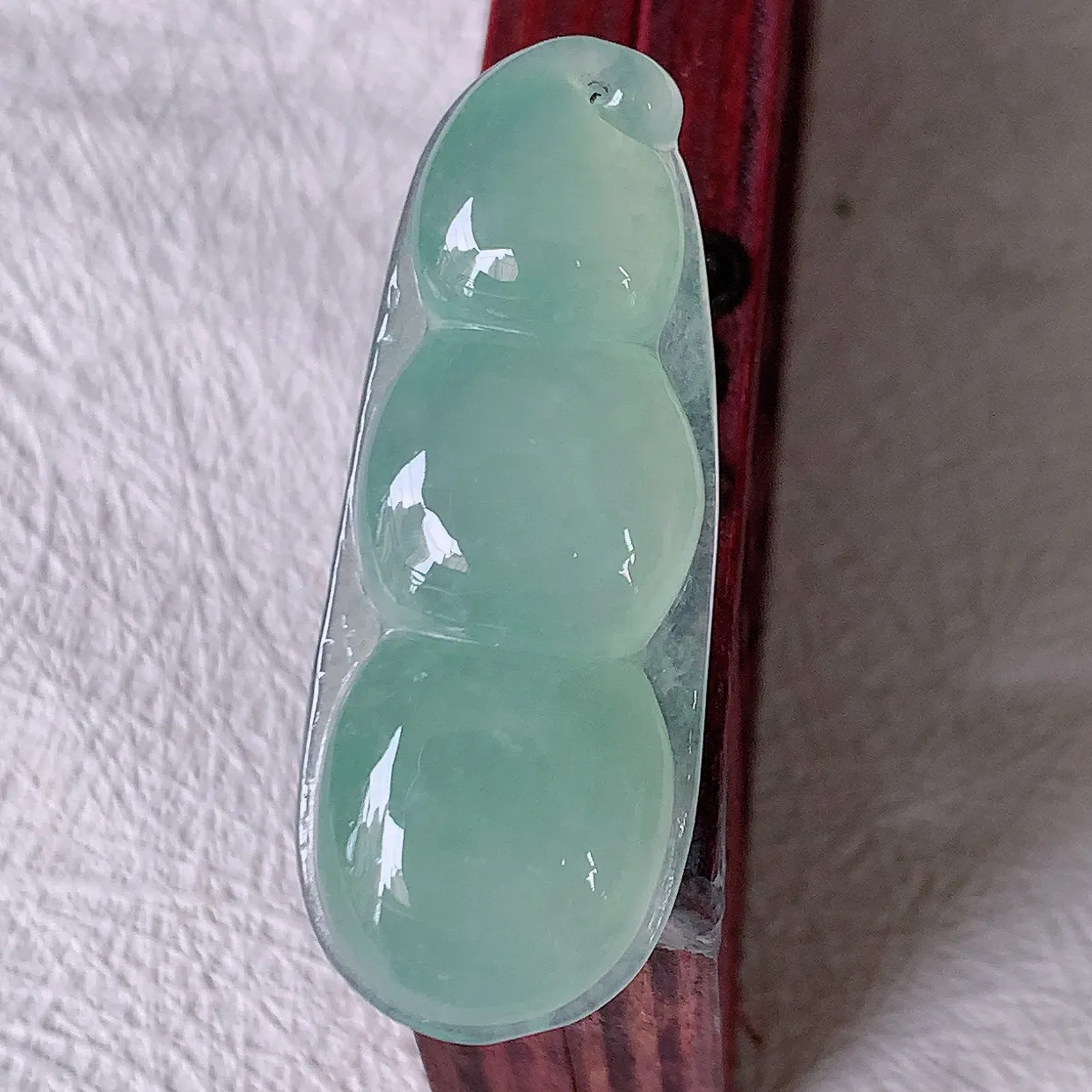 自然光实拍，冰种绿翡翠四季豆吊坠，平安豆福豆玉坠，冰润通透，豆粒饱满，寓意：豆蔻年华！#01.22