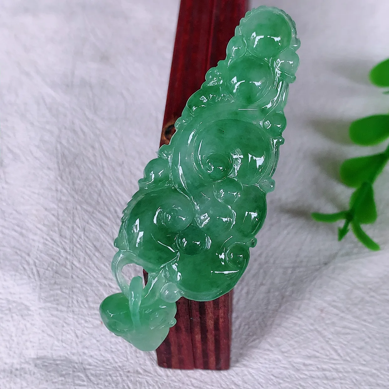 自然光实拍，冰飘花翡翠如意吊坠，冰透，翠色灵动，饱满，万事如意，如意一生，配戴精美！#01.19