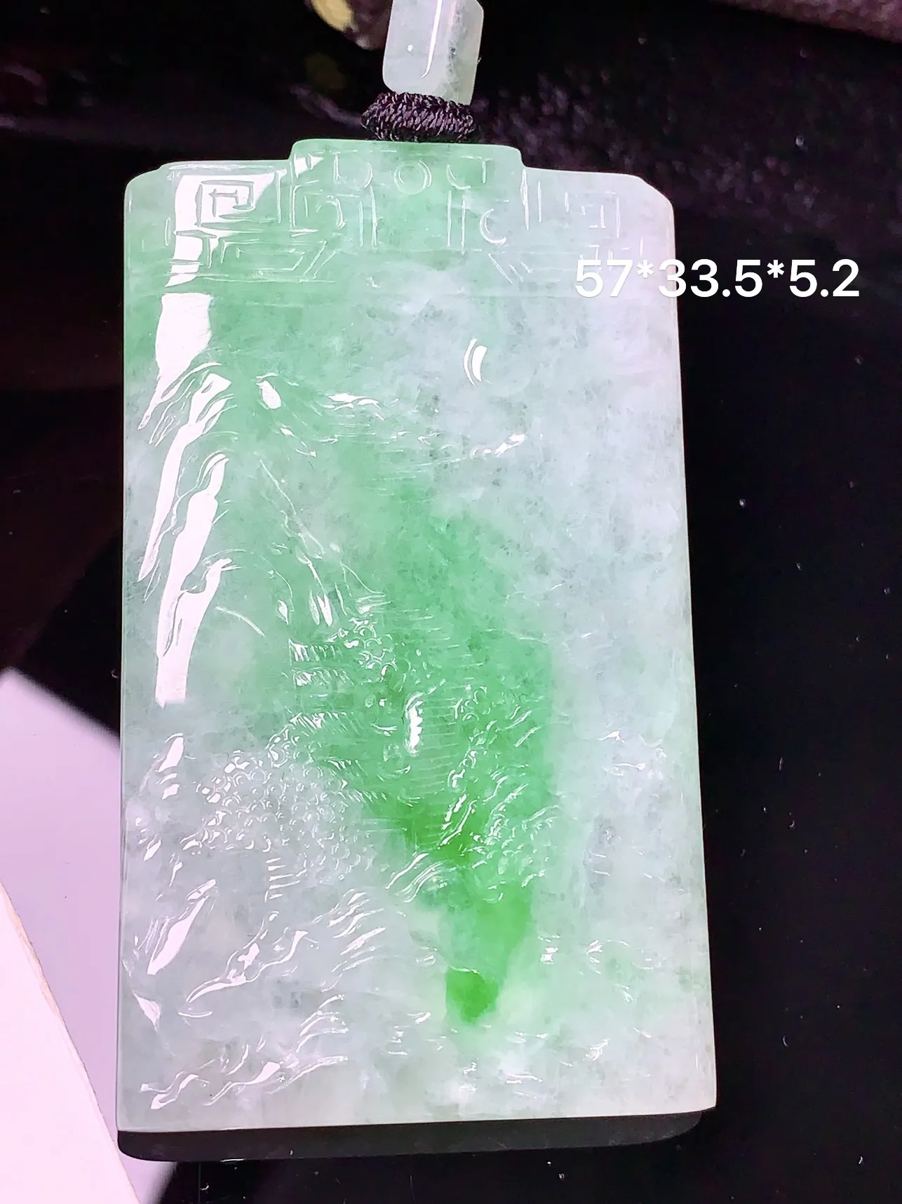 飘绿山水吊坠 玉质细腻 色泽清新艳丽 整体尺寸57*33.5*5.2
