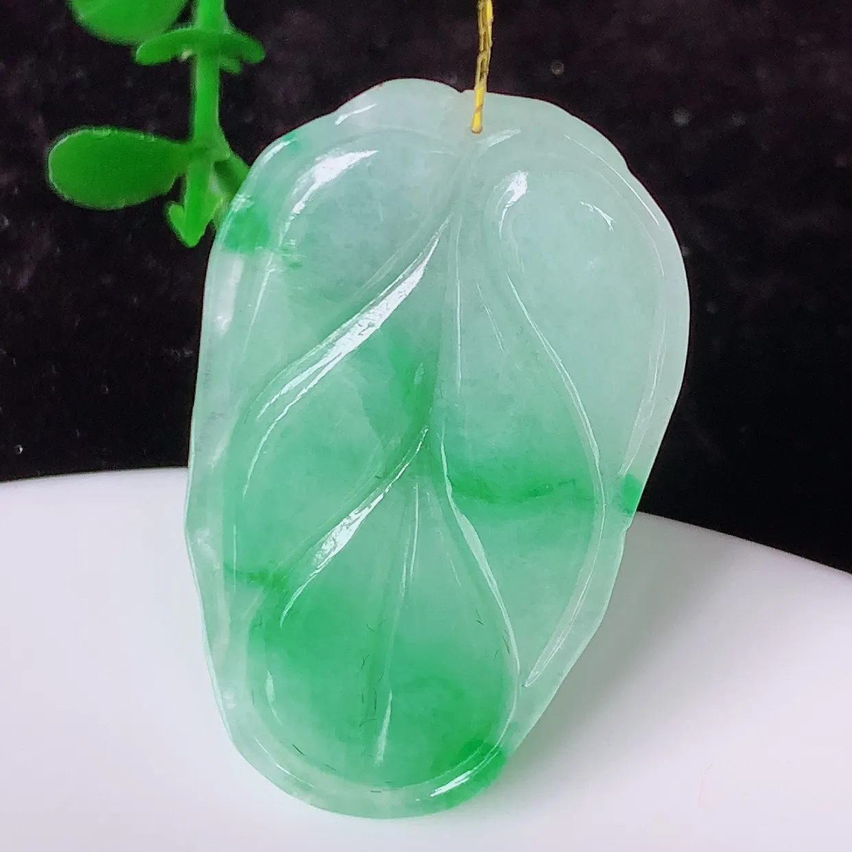 自然光实拍，冰润飘绿翡翠叶子吊坠 ，种水足，色泽清新，工艺精湛，叶子寓意美好；金枝玉叶，事业有成。#35.24