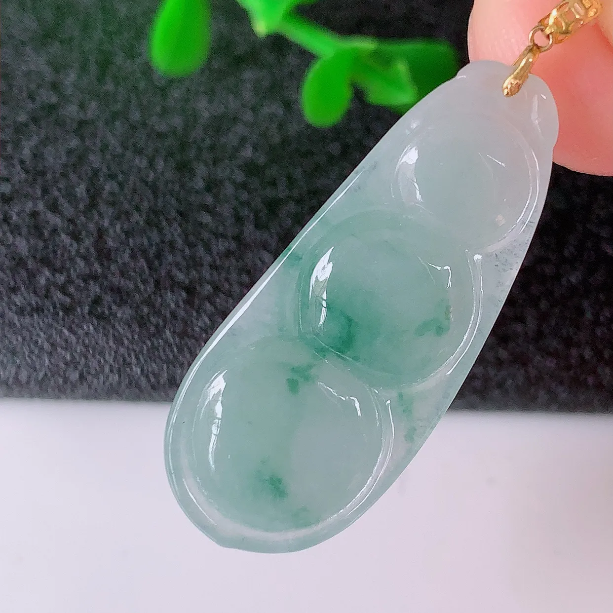 18K金镶嵌冰种飘花翡翠福豆吊坠，平安豆福豆玉坠，冰润通透，豆粒饱满，寓意：豆蔻年华！#49.24