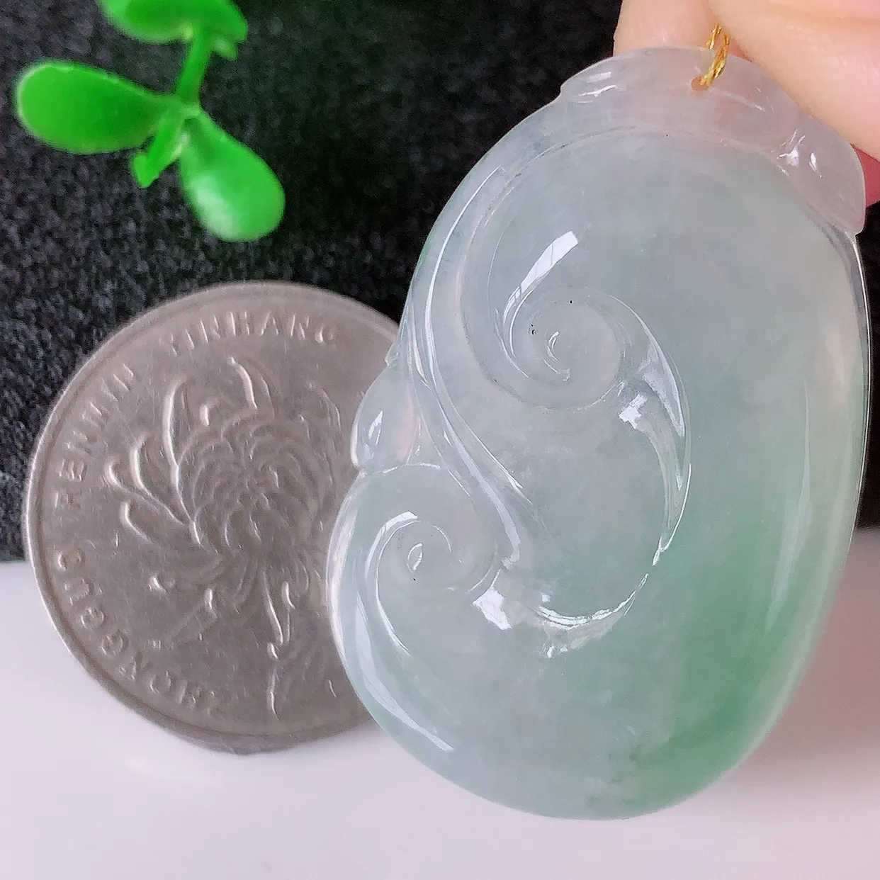 自然光实拍，冰种飘花翡翠如意吊坠，玉坠百搭又精致，寓意着吉祥，事事如意！#00.24