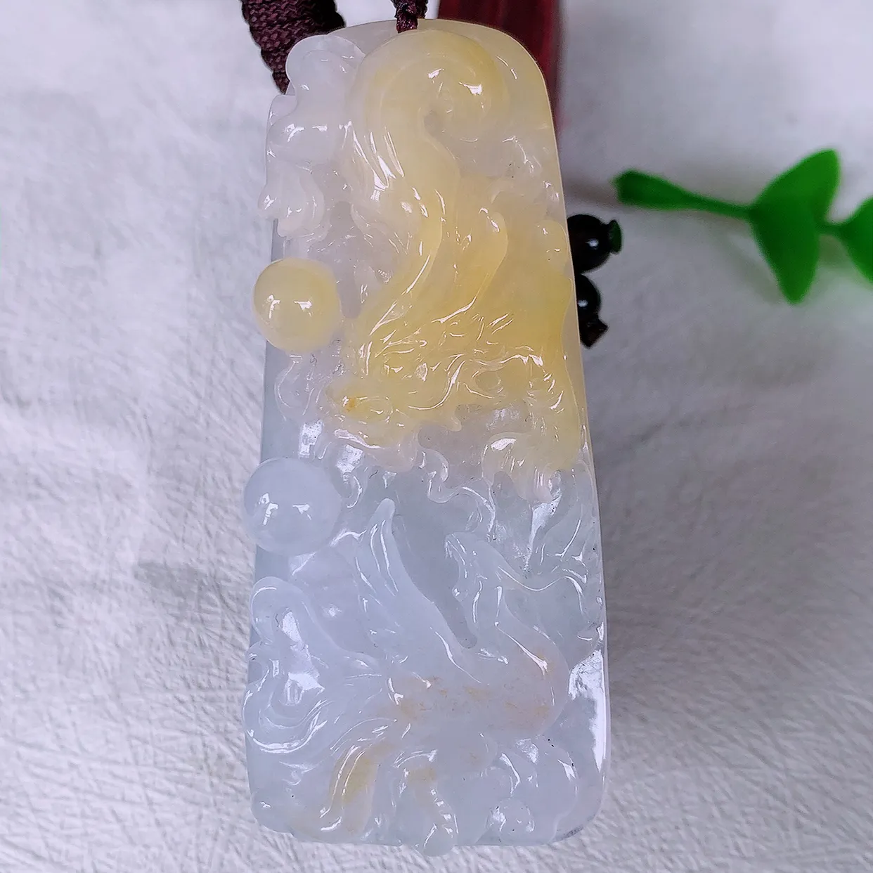 自然光实拍，精雕冰黄翡俏色翡翠龙凤牌吊坠，龙行天下，雕工立体精湛，翡翠龙牌，种老水足，配戴霸气时尚，