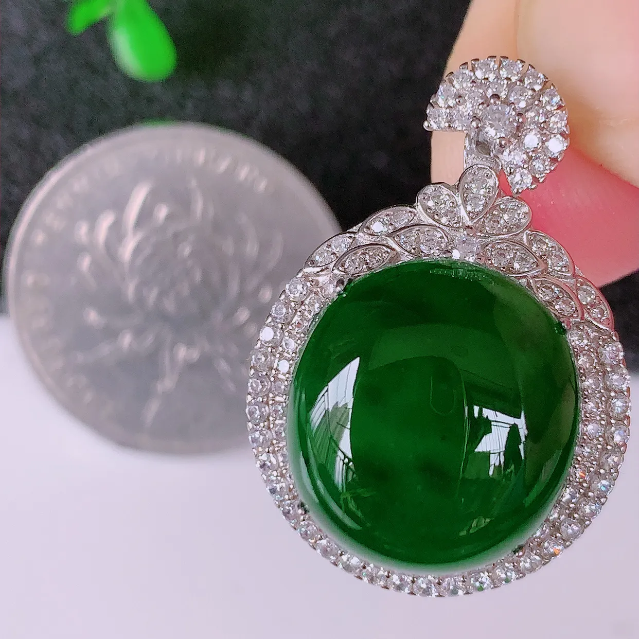 大颗冰透满绿翡翠蛋面925银镶嵌吊坠，自然光实拍，翠色灵动，颜色漂亮，种老水足，品相佳，佩戴佳品！#98.24整体27.5*19.5*10.8裸石15.2*14.2