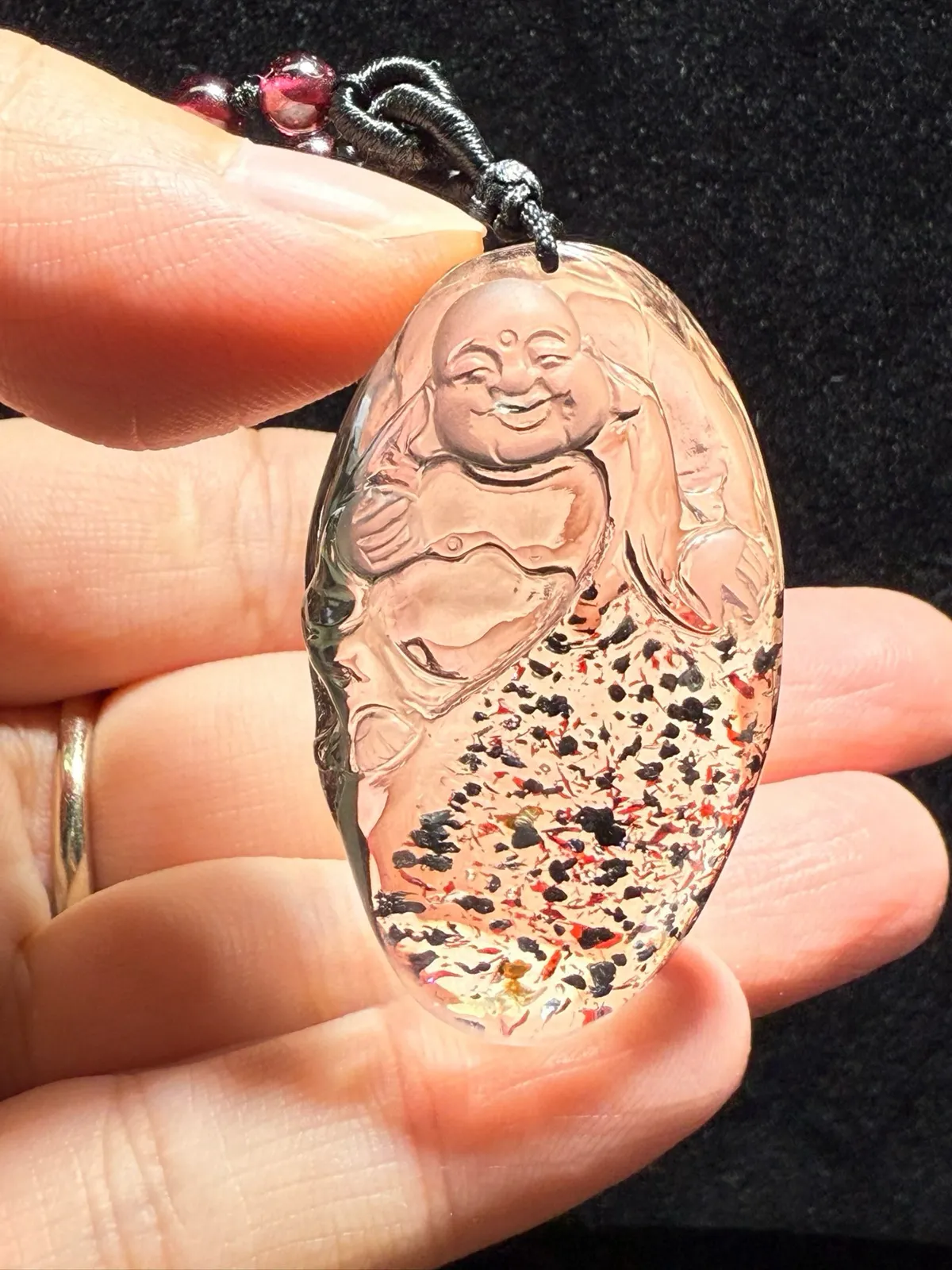 天然金草莓晶弥勒佛吊坠，金草莓笑佛吊坠，草莓晶云母片共生、籽大、晶体干净、金光闪闪，工笔流畅。容