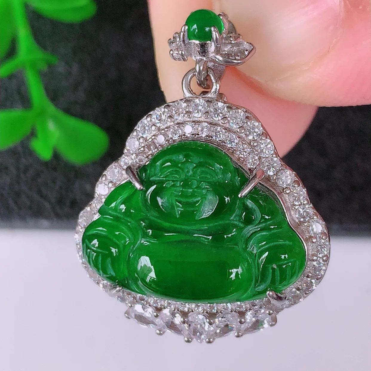 冰透满绿翡翠925银镶嵌吊坠，自然光实拍，翠色灵动，颜色漂亮，种老水足，品相佳，佩戴佳品！#98.2
