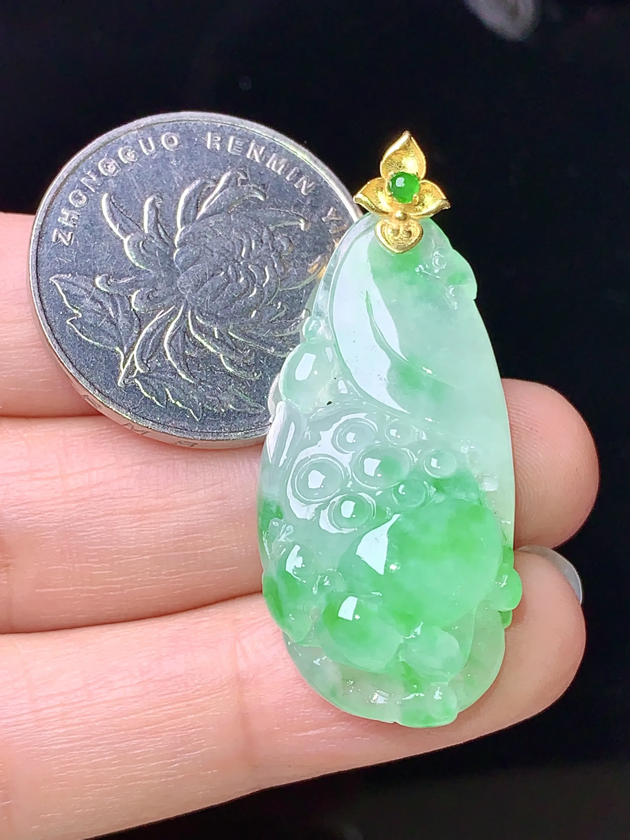 18k金镶嵌飘绿雕花花件吊坠 玉质细腻 色泽清新艳丽 整体尺寸40*17.3*10