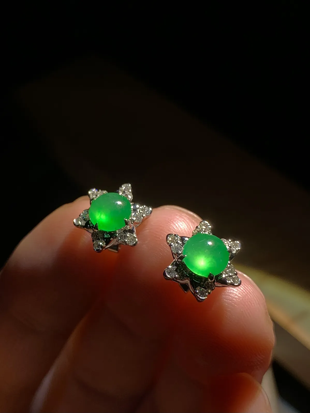 翡翠绿蛋面耳钉，裸石约6-5.8-2.5mm，
18K金，南非钻，