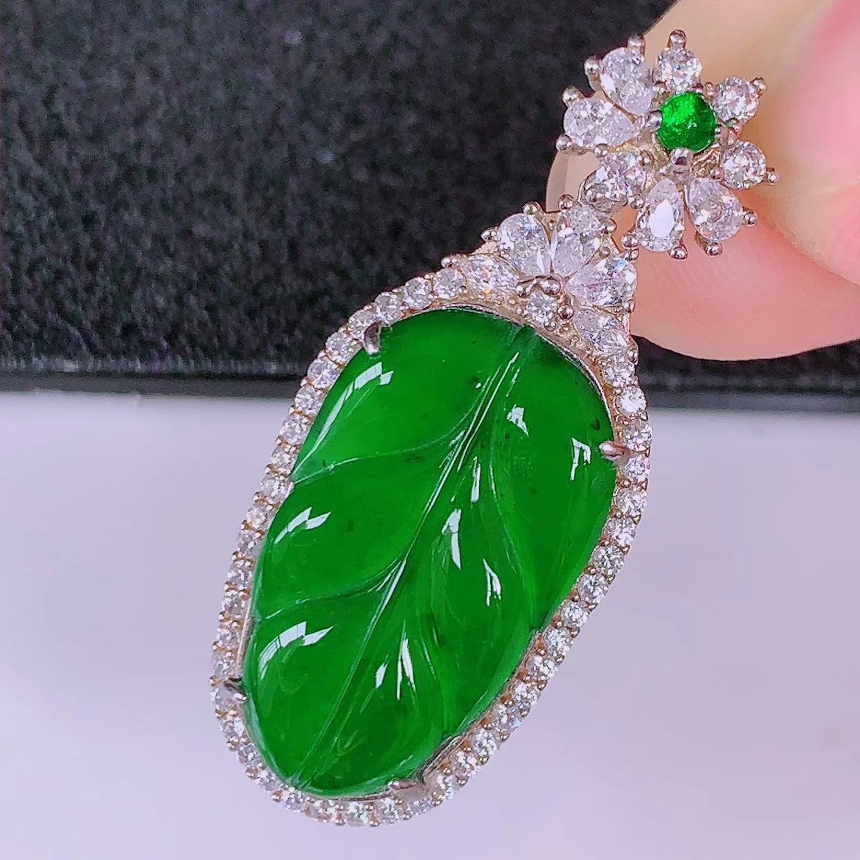 冰透满绿翡翠925银镶嵌叶子吊坠，自然光实拍，翠色灵动，颜色漂亮，种老水足，品相佳，佩戴佳品！#97.22整体37.5*15.8-8裸23*13