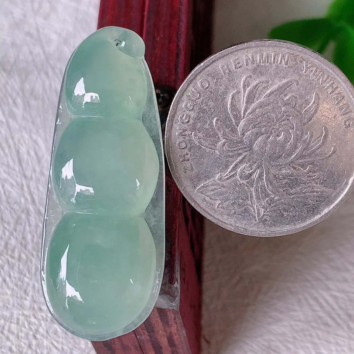 自然光实拍，冰种绿翡翠四季豆吊坠，平安豆福豆玉坠，冰润通透，豆粒饱满，寓意：豆蔻年华！#01.22