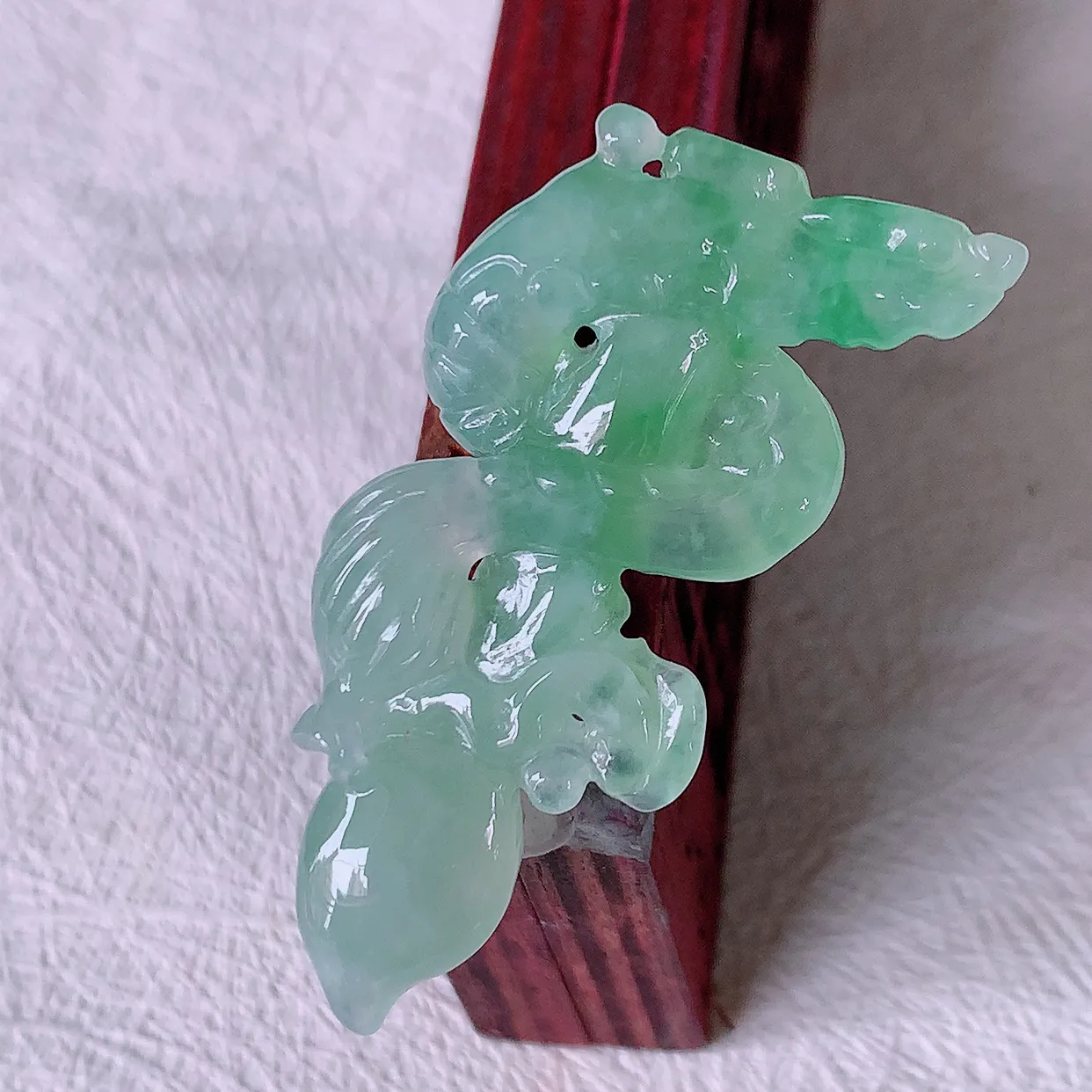 自然光实拍，精雕冰种飘绿翡翠龙吊坠，龙行天下，雕工立体精湛，种老水足，配戴霸气时尚，值得收藏!#01.22