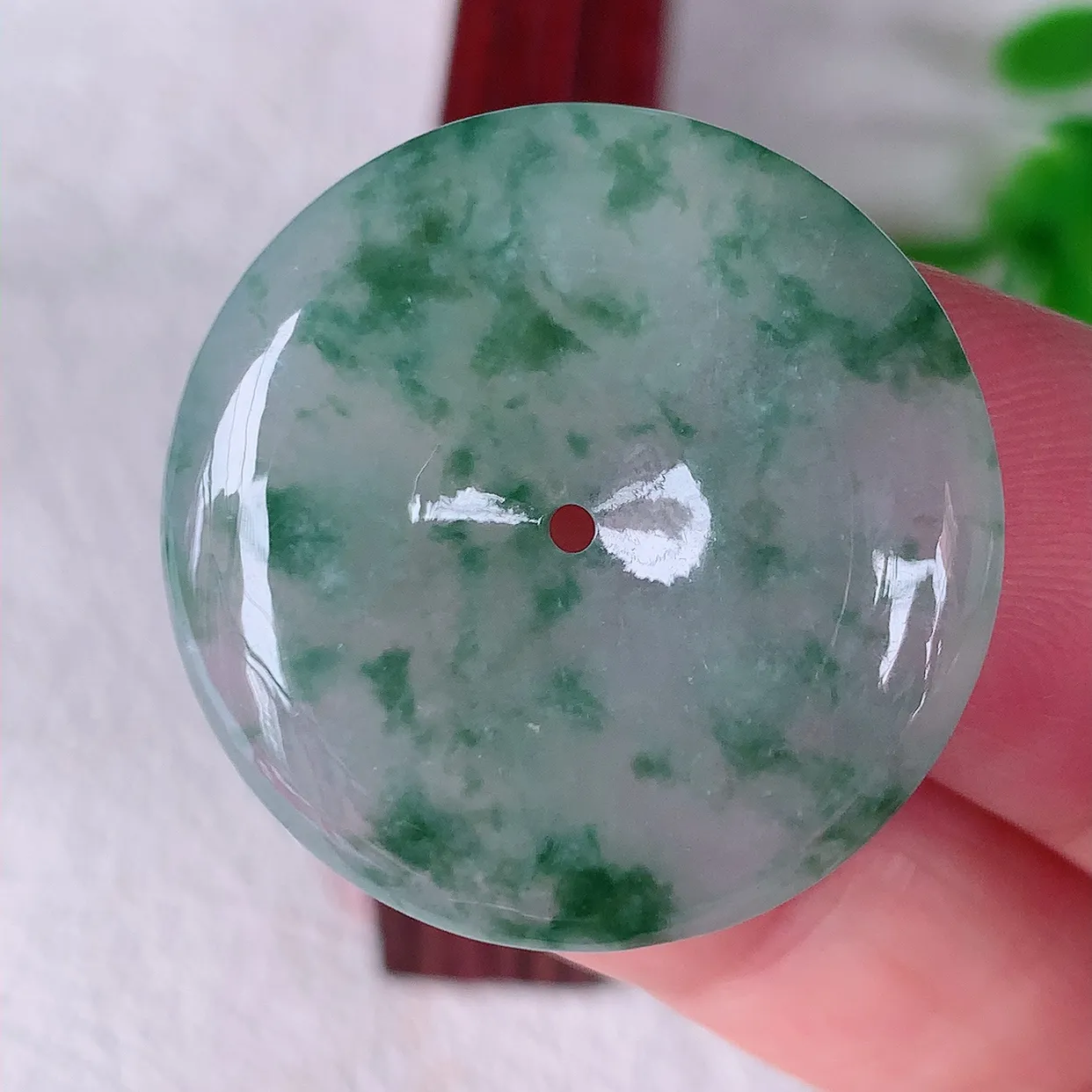 自然光实拍，冰种飘花翡翠平安扣吊坠，玉扣，平安是福；很美的料子，平安扣佩戴优雅迷人！#60.24