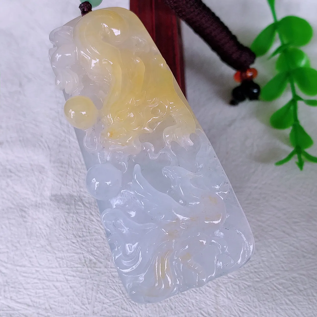 自然光实拍，精雕冰黄翡俏色翡翠龙凤牌吊坠，龙行天下，雕工立体精湛，翡翠龙牌，种老水足，配戴霸气时尚， 值得收藏!#46.19
