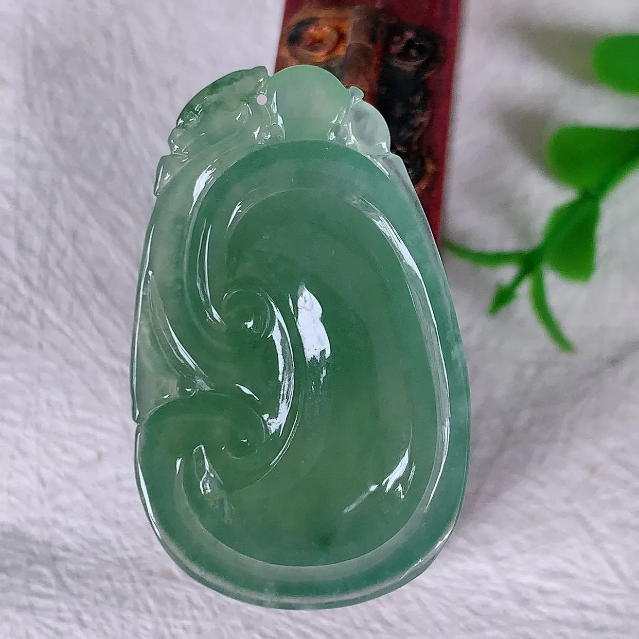自然光实拍，冰种满绿飘花翡翠如意吊坠，冰透，翠色灵动，饱满，万事如意，如意一生， 配戴精美！#01.19