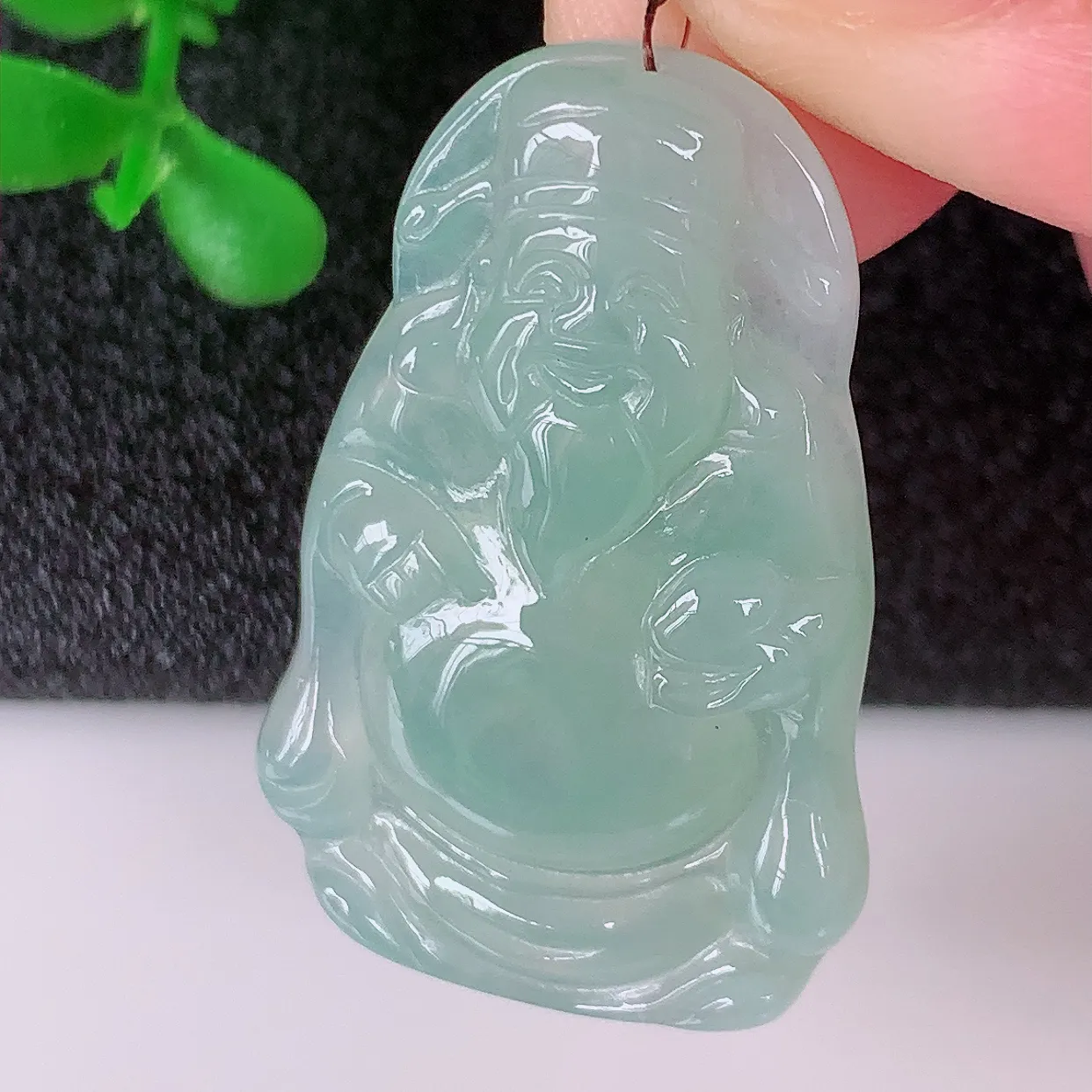 自然光实拍，冰种翡翠财神爷吊坠，翡翠招财财神爷，财神到你家里来，年年月月发大财，形态极为讨喜，佩戴效