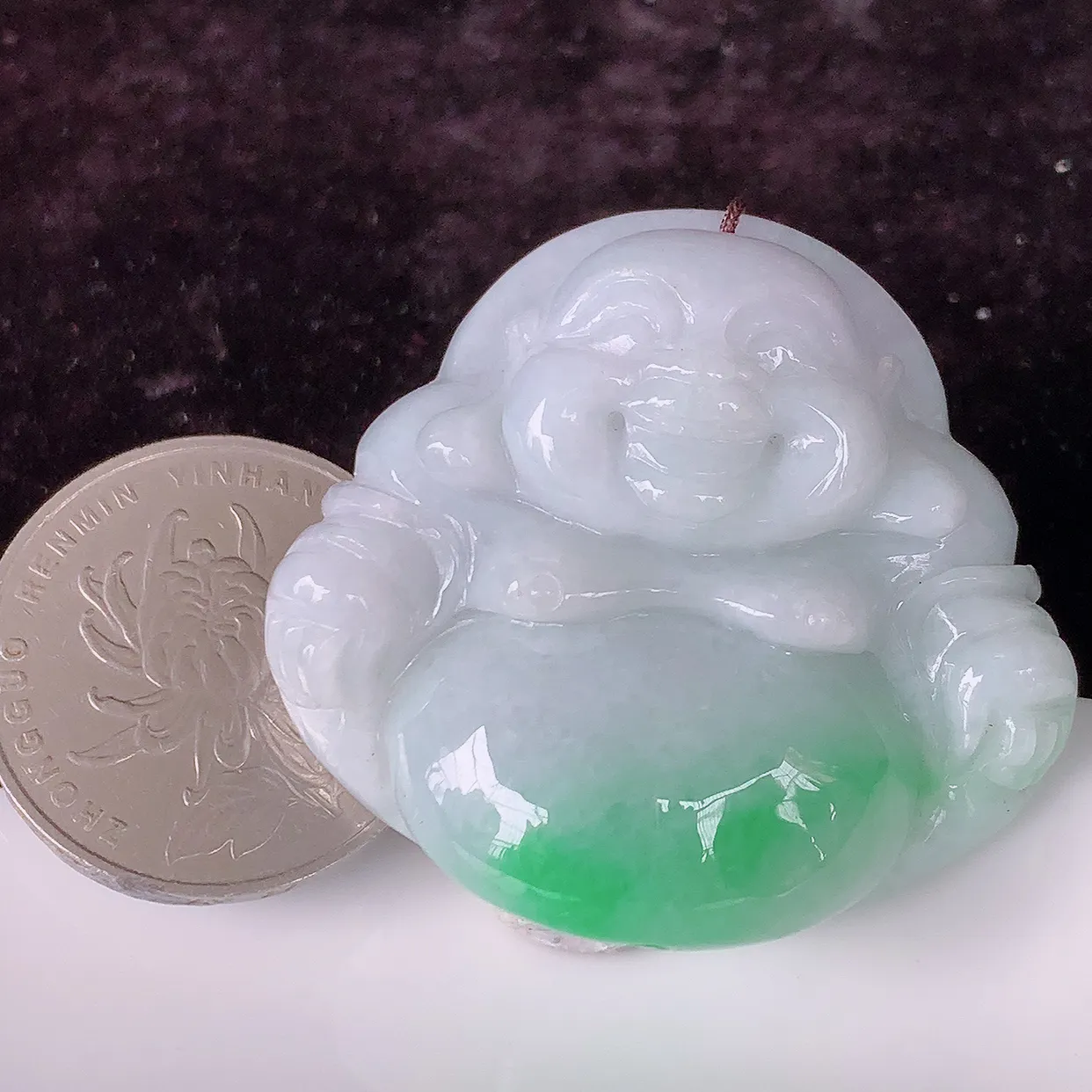 自然光实拍，大件厚装飘绿翡翠佛公吊坠，笑口常开，佛公在心中，一生平安幸福，佛公翠色迷人，佩戴佳品！#41.24