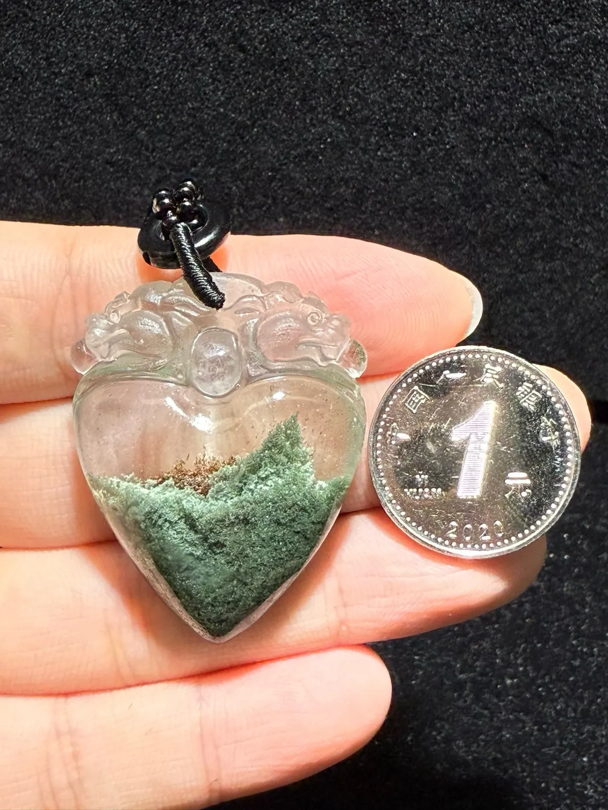 天然巴西绿幽灵双兽貔貅爱心吊坠，雕刻栩栩如生！颜色绝美漂亮绿幽灵，景色优美 颜色绝美漂亮 规格：38.6*30.6*14.3mm重：22克