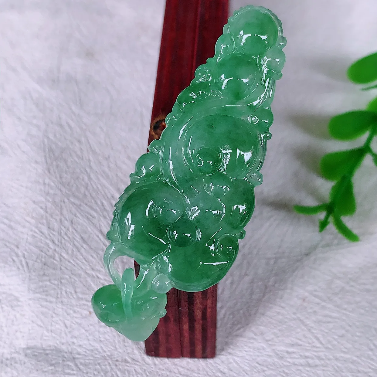 自然光实拍，冰飘花翡翠如意吊坠，冰透，翠色灵动，饱满，万事如意，如意一生，配戴精美！#01.19