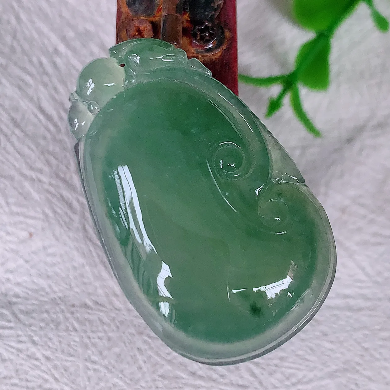 自然光实拍，冰种满绿飘花翡翠如意吊坠，冰透，翠色灵动，饱满，万事如意，如意一生， 配戴精美！#01.