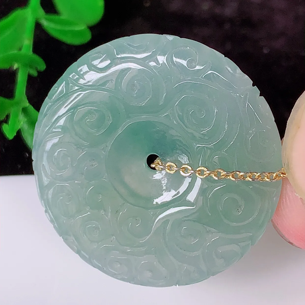 自然光实拍，冰种雕花平安扣吊坠，翡翠平安扣，平安是福；冰透，很美的料子， 平安扣佩戴优雅迷人！#53