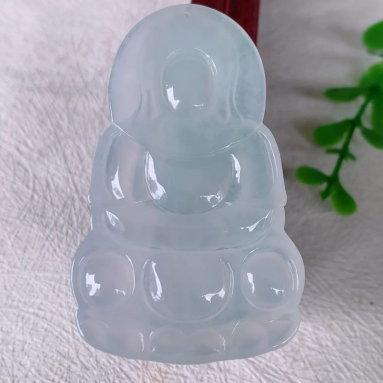 自然光实拍，冰种翡翠观音吊坠，赐福翡翠观音，冰透，起强玻璃光泽，观音面相慈祥，雕琢细致，佩戴气质！#60.24