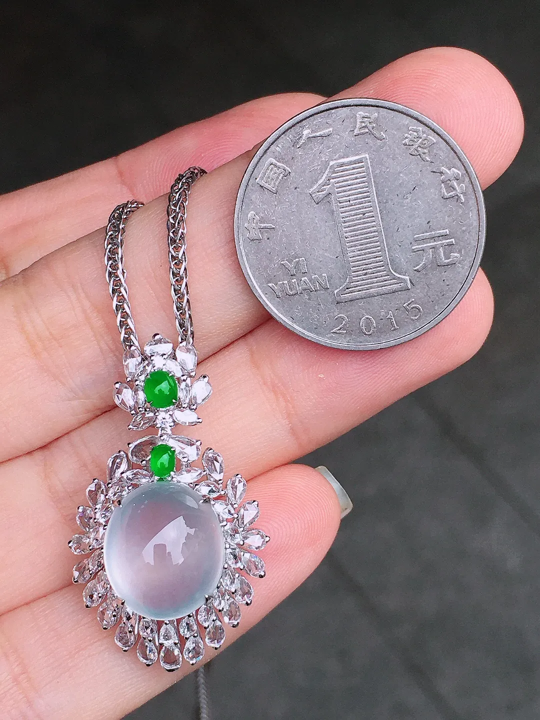 玻璃种蛋面吊坠，玉质细腻，荧光感超
强，饱满圆润，尽显优雅气质，18k
金豪华镶嵌