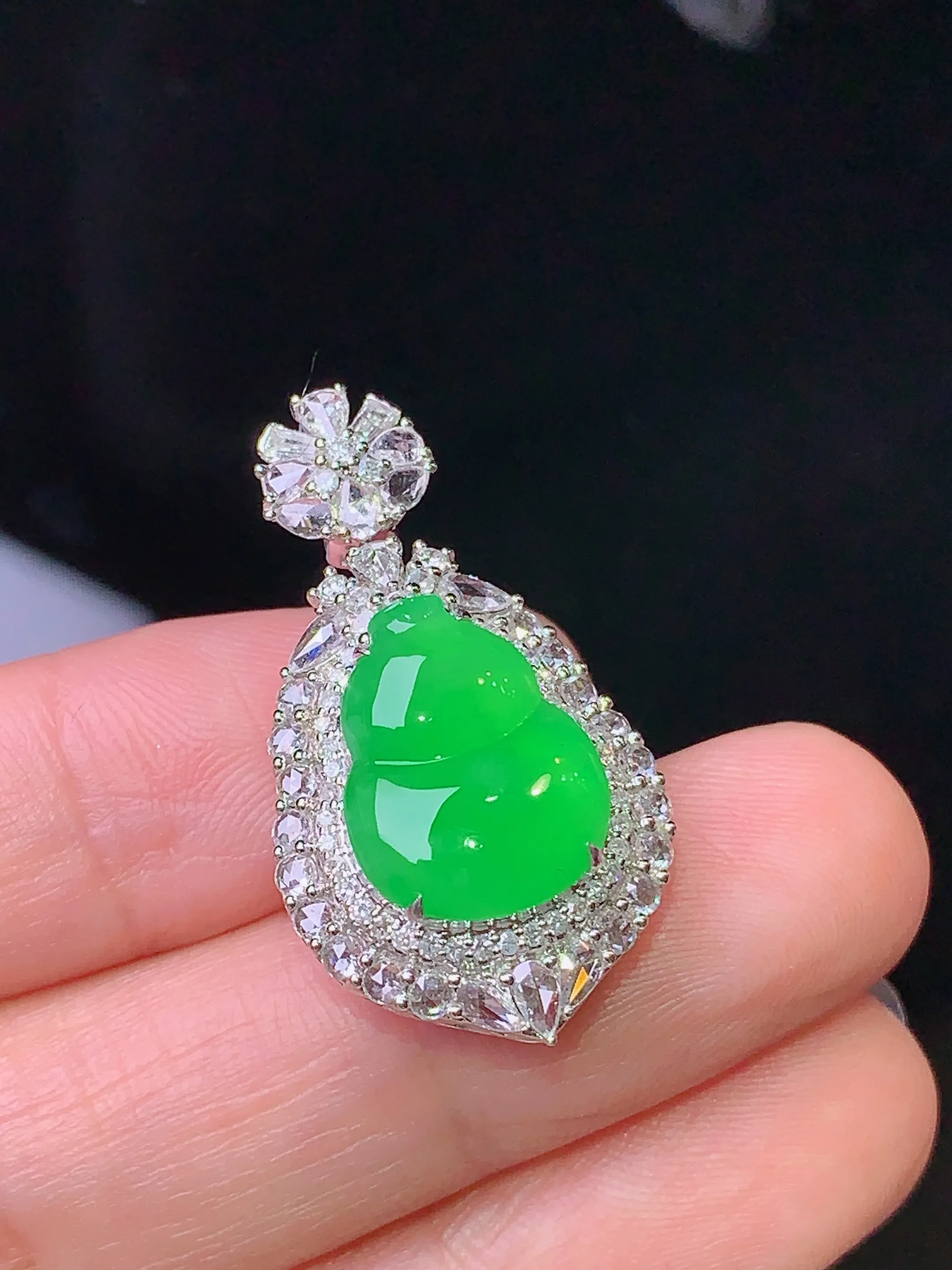 18k金钻镶嵌满绿葫芦吊坠 玉质细腻 色泽清新艳丽 整体尺寸29.8*16.6*9.5