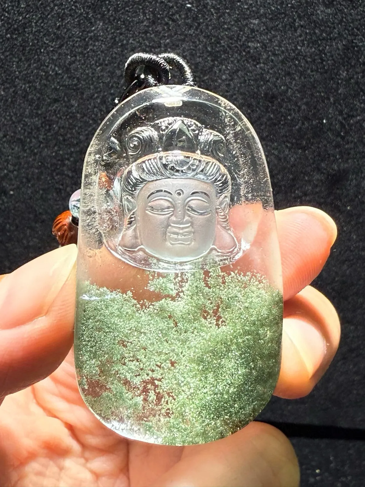 天然绿幽灵聚宝盆观音吊坠纯白体，晶体通透，颜色翠绿，形成聚宝盆雕工精湛！绿幽灵景色美！这么美的货值得收藏大师级细致开脸！佩戴观音保平安水头足，饱满。规格：54.4*31.7*14.1mm。重量：40克。