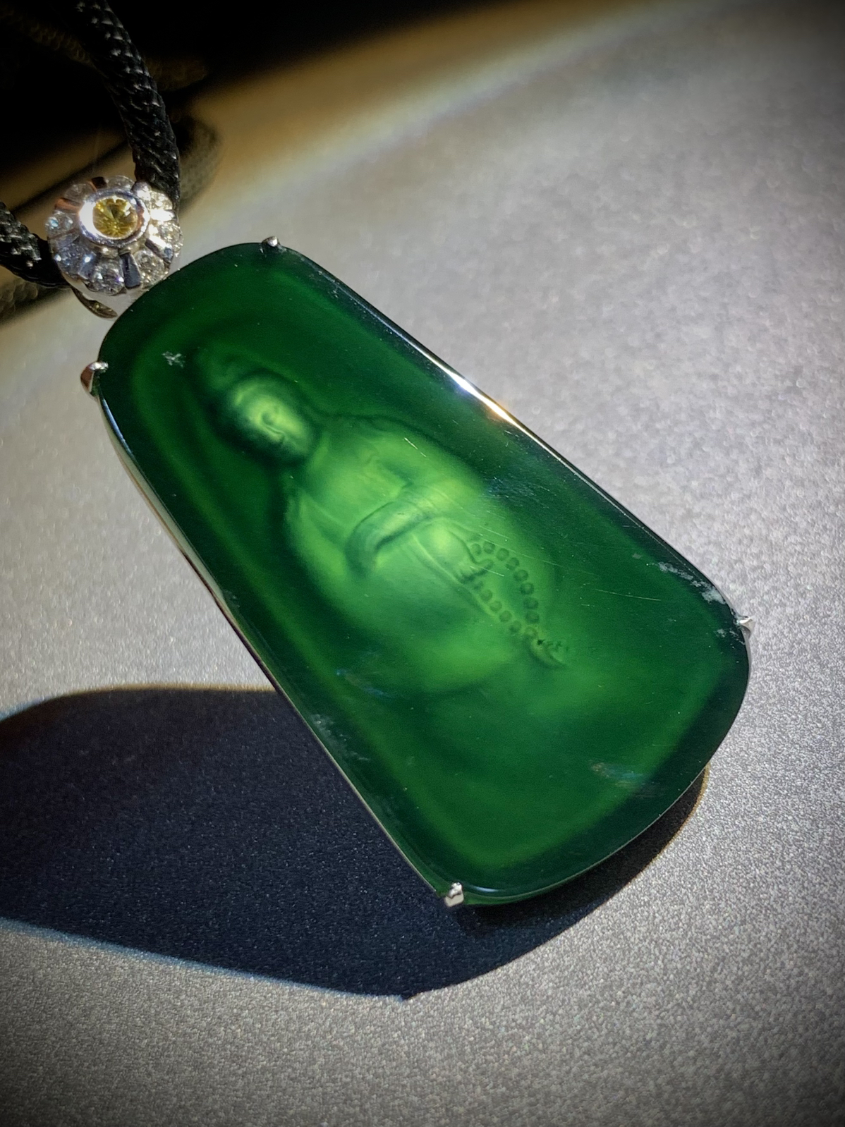 缅甸翡翠，蓝水自在观音菩萨，拈珠静思，
裸石39.5-22.5-3mm，
整体47.2-23.8-7
