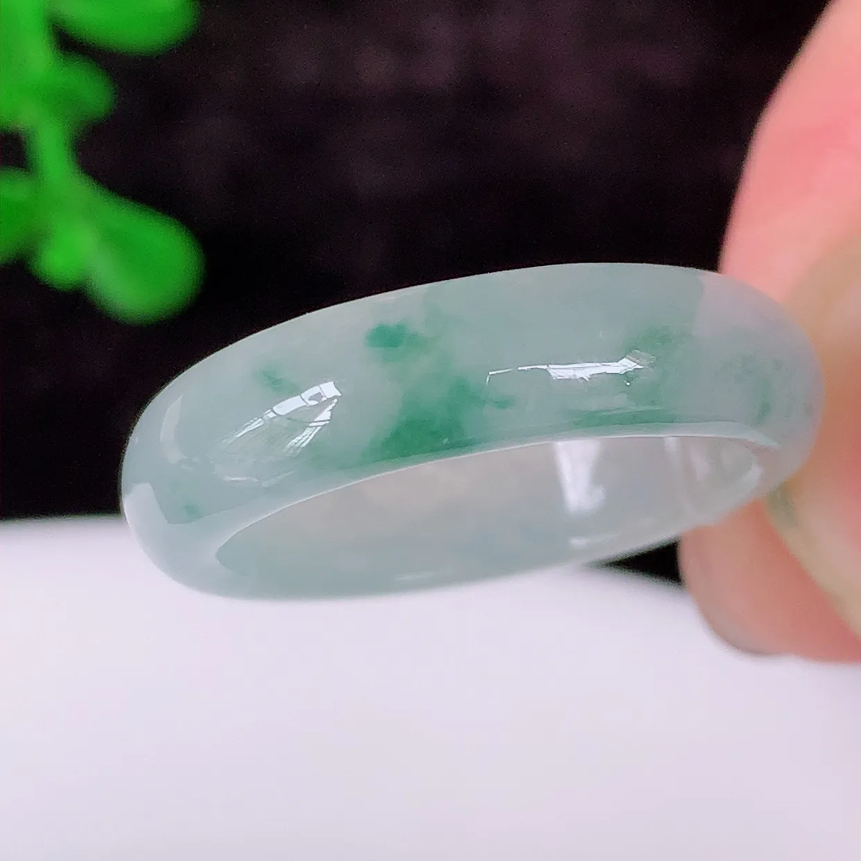 自然光实拍，18.2mm内径冰种飘花翡翠指环，玉戒指，玉质莹润，好精美好冰润的指环，17圈口，上手纤
