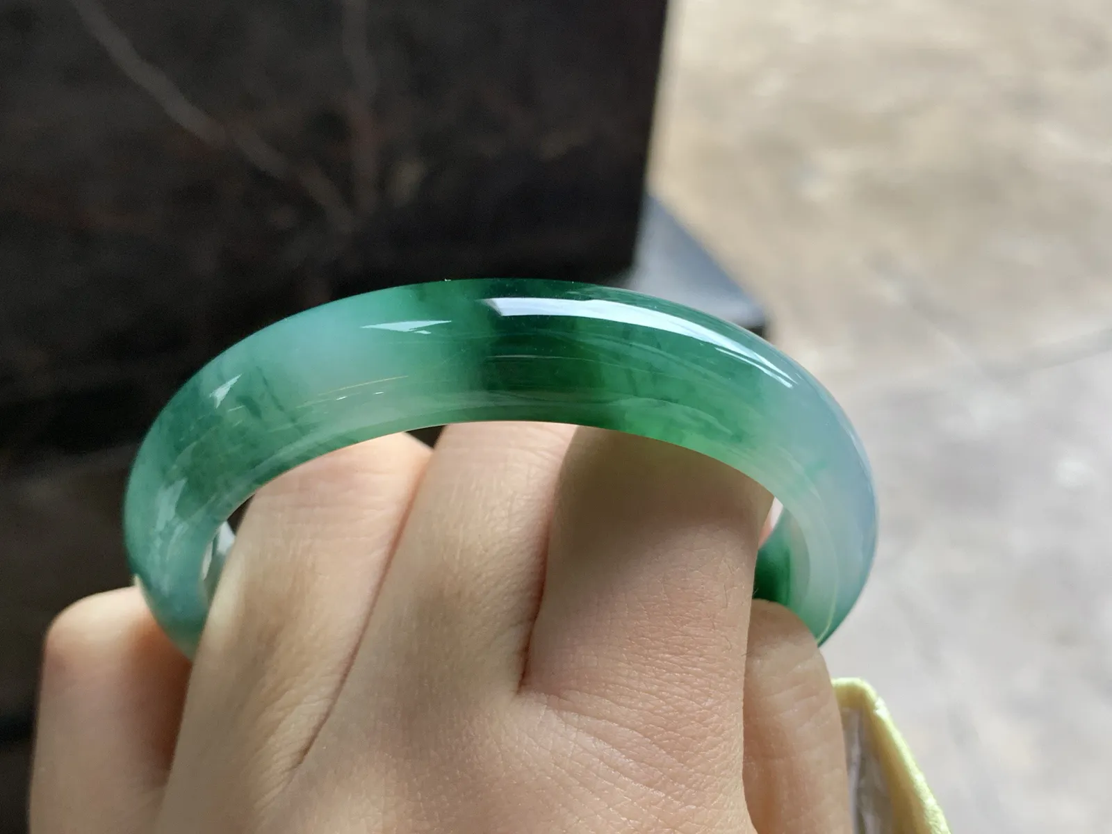 54-12.5-7.3

辣绿色贵妃手镯^_^颜色浓郁 鲜艳 玉质温润 正圈51 52可以戴