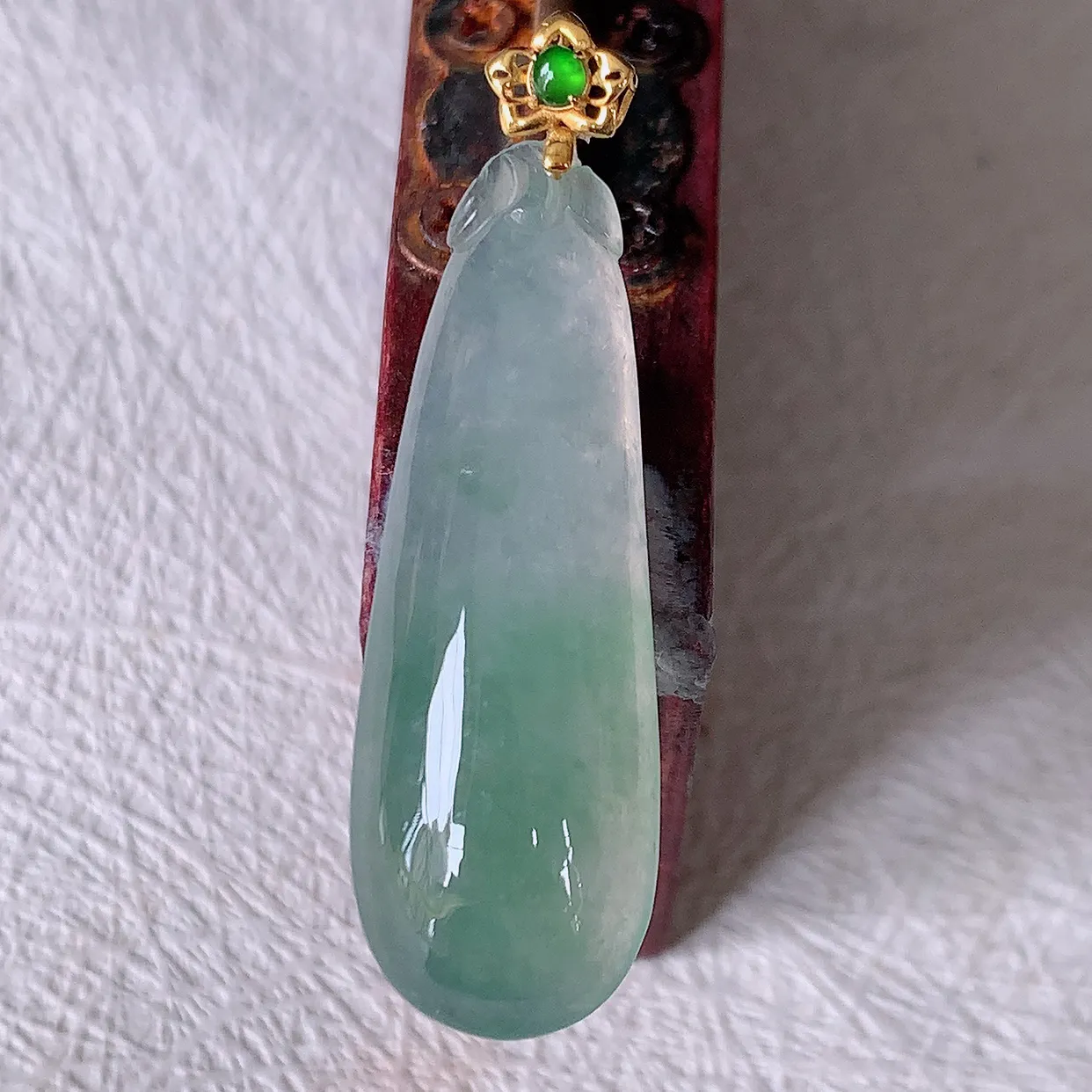 18K金镶嵌冰种飘花翡翠招财福瓜吊坠，精美饱满福瓜，种水足，形态圆润饱满，福相十足 ！#12.22