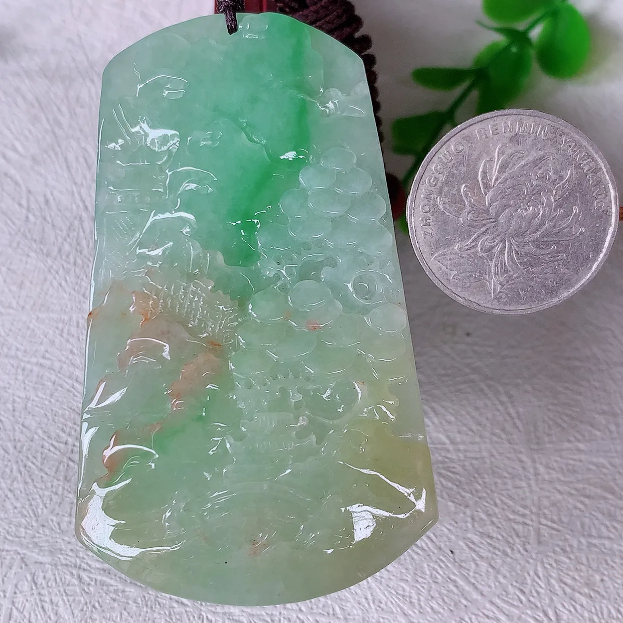 自然光实拍，冰润黄加绿翡翠山水牌吊坠，翡翠山水，立体生动形象，山水素材布局合理，意境感佳，佩戴上身效果更高贵 #46.24