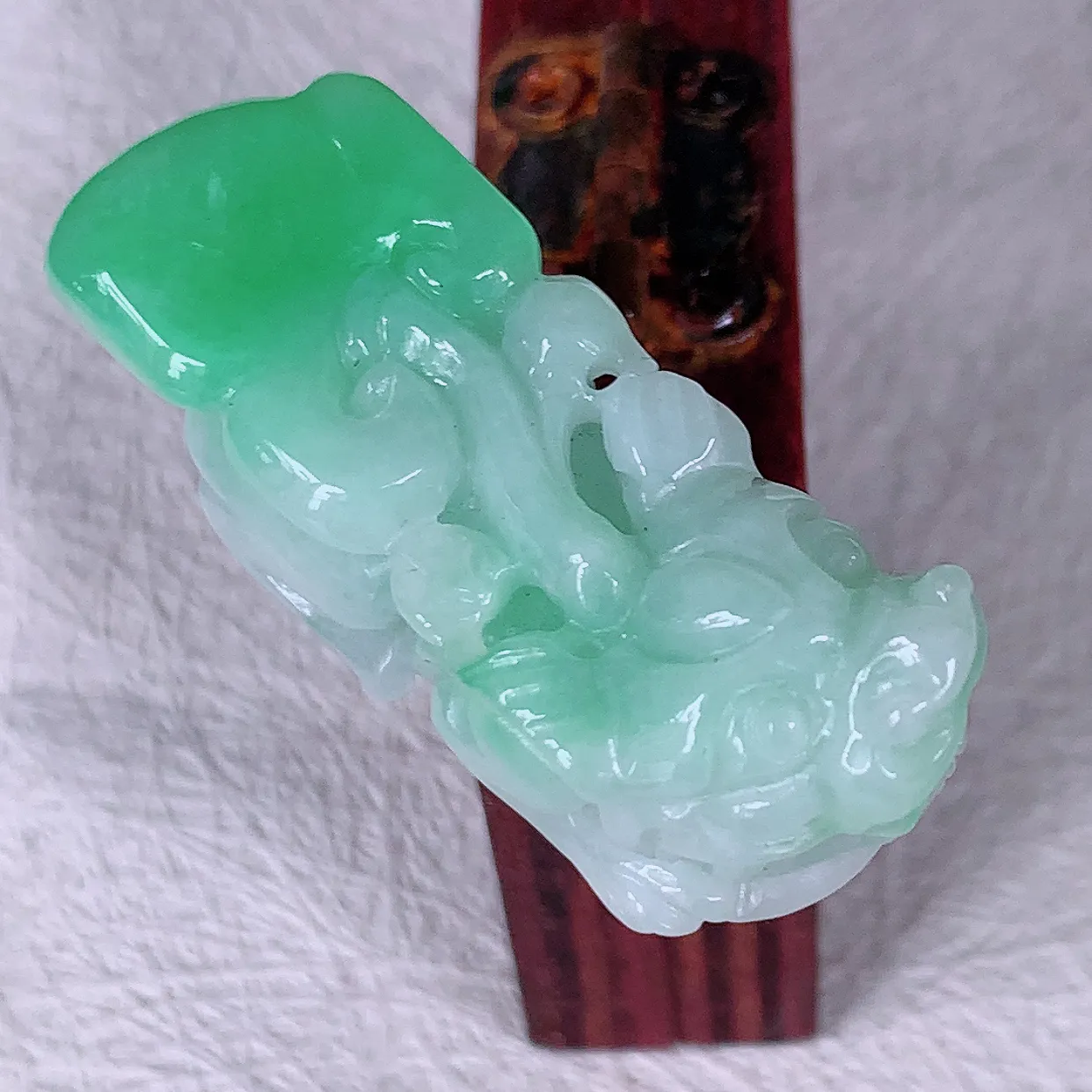 自然光实拍，水润飘绿翡翠招财貔貅吊坠，民间有“一摸貔貅运程旺盛，再摸貔貅财运滚滚，三摸貔貅平步青云 