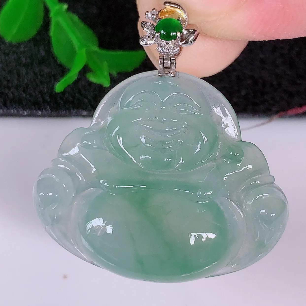 自然光实拍，18K金镶嵌冰种飘花翡翠佛公吊坠，冰透饱满， 佛公亦保平安，寓意有福（佛公）相伴，品相佳，配戴优雅迷人！#99.22整体34.2裸石31*25.5-6.2