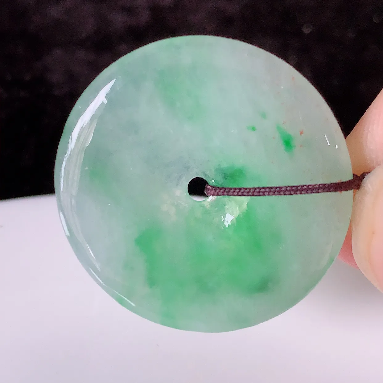 自然光实拍，冰种飘阳绿翡翠平安扣吊坠，平平安安，种水很好，配戴精美！#41.22