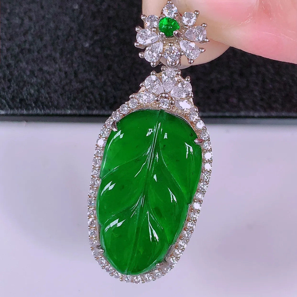 冰透满绿翡翠925银镶嵌叶子吊坠，自然光实拍，翠色灵动，颜色漂亮，种老水足，品相佳，佩戴佳品！#97.22整体37.5*15.8-8裸23*13