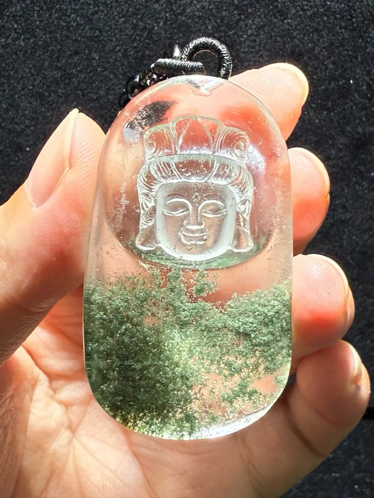 天然绿幽灵聚宝盆观音吊坠纯白体，晶体通透，颜色翠绿，形成聚宝盆雕工精湛！绿幽灵景色美！这么美的货值得收藏大师级细致开脸！佩戴观音保平安水头足，饱满。规格：54.4*31.7*14.1mm。重量：40克。