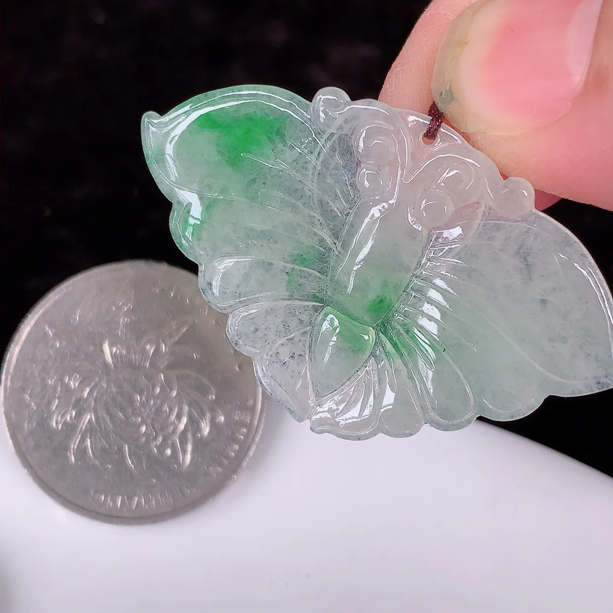 自然光实拍，冰种飘绿翡翠蝴蝶吊坠，种老水足，雕工精湛 ，寓意美好， 佩戴时尚出众！#87.19
