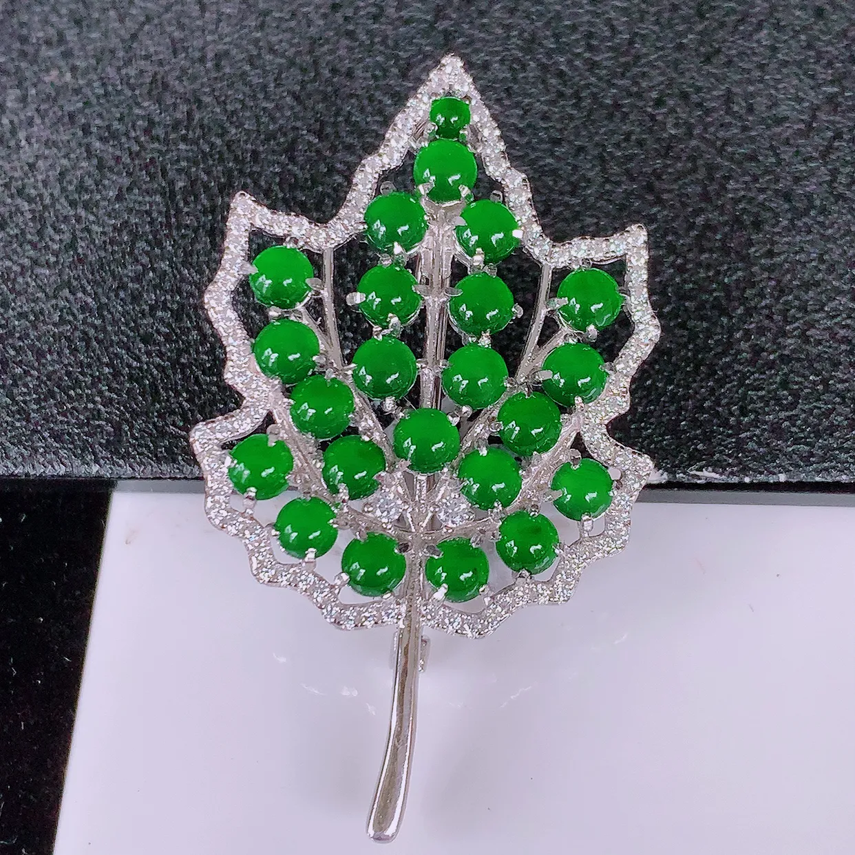 冰透满绿翡翠925银镶嵌胸针，自然光实拍，翠色灵动，颜色漂亮，种老水足，品相佳，佩戴佳品！#97.19整体47*27*8.5裸裸3*3mm