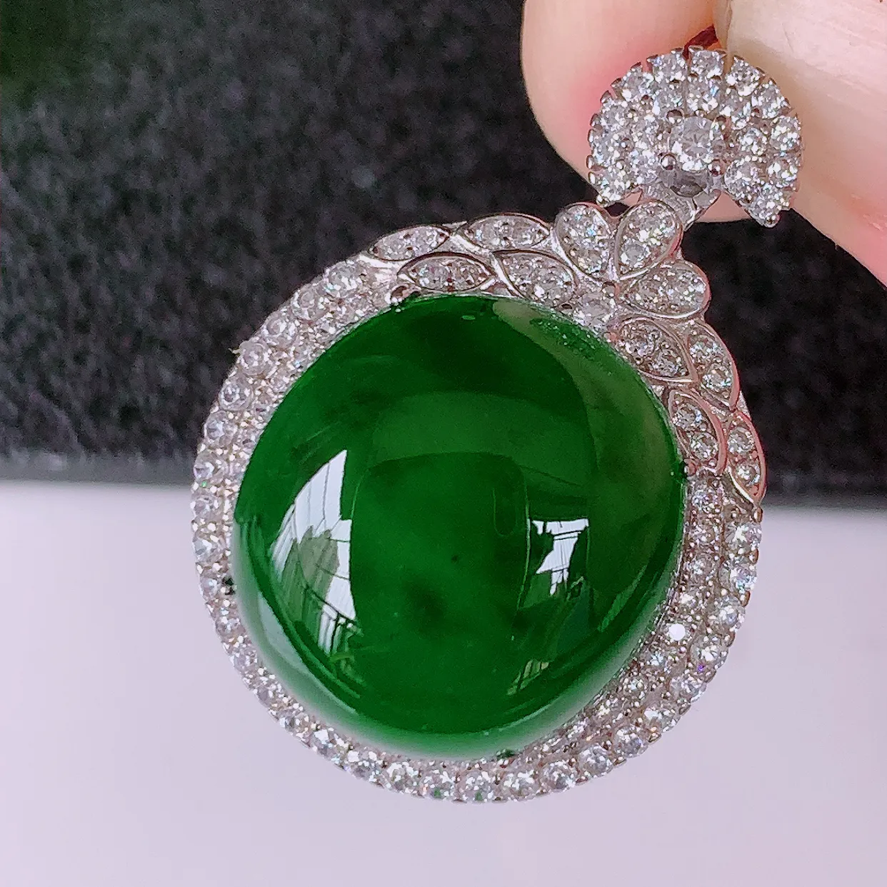 大颗冰透满绿翡翠蛋面925银镶嵌吊坠，自然光实拍，翠色灵动，颜色漂亮，种老水足，品相佳，佩戴佳品！#98.24整体27.5*19.5*10.8裸石15.2*14.2