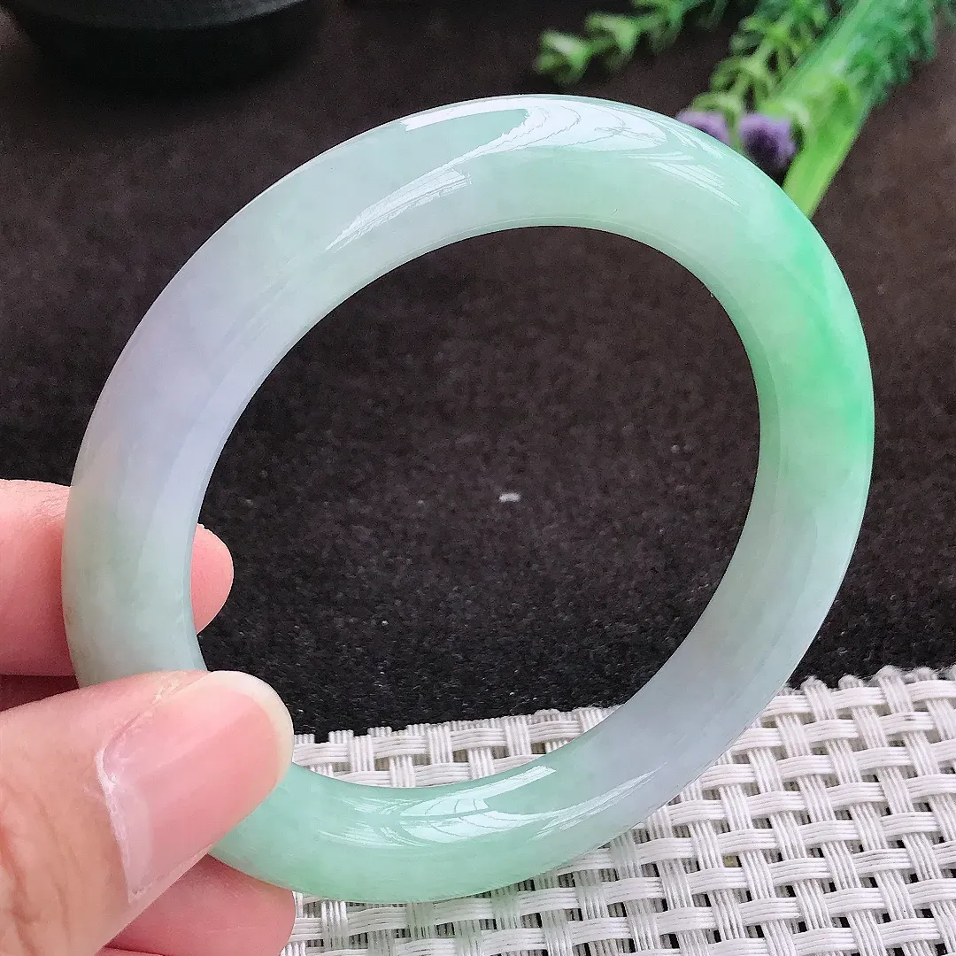 自然光56.5/10.2/10老坑精美温润飘绿圆条手镯翡翠玉镯手环